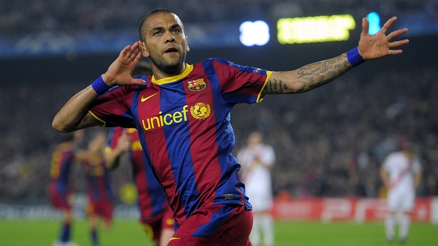 CAN YOU HEAR ME? Dani Alves asi dobře zná hity fotbalových šampionátů. Po druhém gólu Barcelony do sítě Šachtaru Doněck se to snažil naznačit. CAN YOU HEAR ME? Dani Alves asi dobře zná hity fotbalových šampionátů. Po druhém gólu Barcelony do sítě Šachtaru Doněck se to snažil naznačit.
