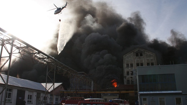 Zásah vrtulníku u poáru zpracovatelny plast v Chropyni. (9. dubna 2011)