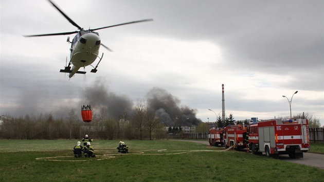 Zásah vrtulníku u poáru zpracovatelny plast v Chropyni. (9. dubna 2011)