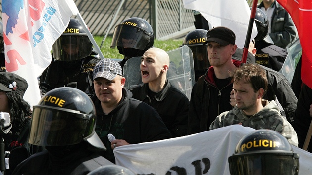 Píznivci DSSS pochodují Krupkou. (9. ledna 2011)