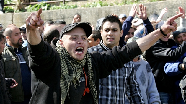Romov a anarchist proti dlnick stran v Krupce (9. ledna 2011)