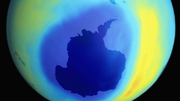Ozonová díra, jako je nad Antarktidou na snímku, nad Arktidou není. Zatím. 