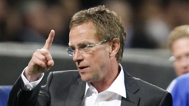 SPOKOJENÝ KOUČ. Ralf Rangnick, trenér Schalke, byl s výkonem svých svěřenců spokojený. SPOKOJENÝ KOUČ. Ralf Rangnick, trenér Schalke, byl s výkonem svých svěřenců spokojený.