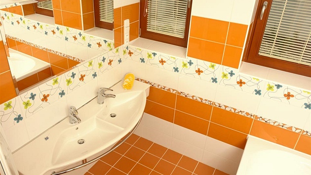 Koupelna evokující rozkvetlou louku se stává ideálním místem pro relaxaci po nároném pracovním dni. Zdroj: www.mujdum.cz