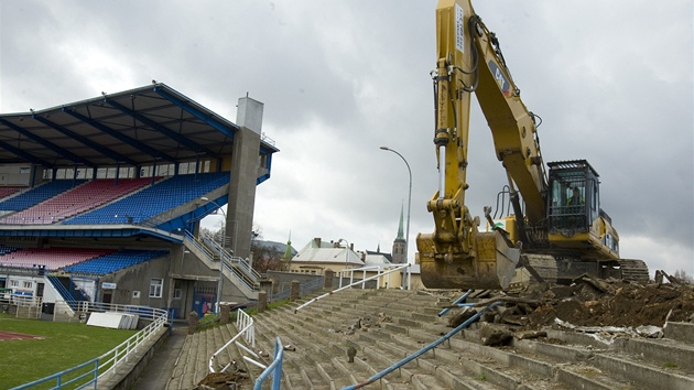 Rekonstrukce fotbalového stadionu ve truncových sadech zaala.