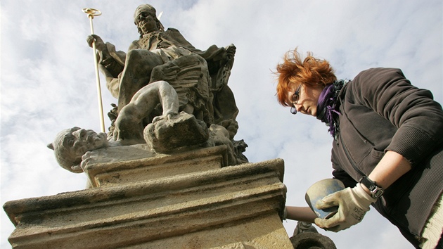 Restaurátorka Magdalena Dortová z Plzn pi práci na sochách Matyáe Bernarda Brauna ve Vali na Karlovarsku.