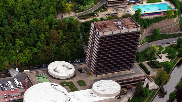 Letecký snímek karlovarského hotelu Thermal.