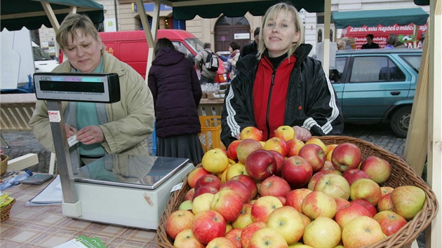 V Olomouci a umperku bylo poprvé moné zajít na farmáské trhy. Na olomoucké Dolní námstí (na snímku) pilákaly i pes pátení datum konání zástupy lidí.