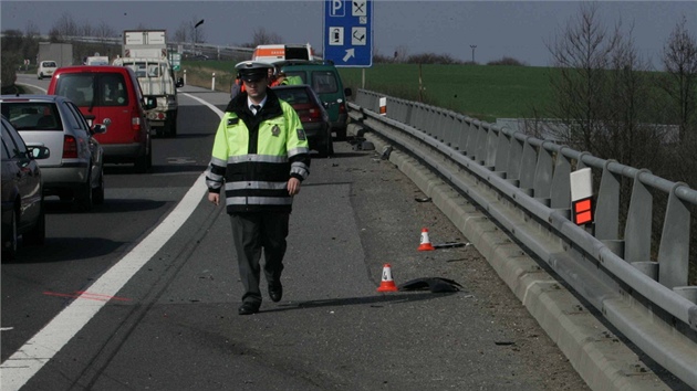 Hromadná nehoda sedmi aut na silnici R35 u Přáslavic na Olomoucku. Hromadná nehoda sedmi aut na silnici R35 u Přáslavic na Olomoucku.