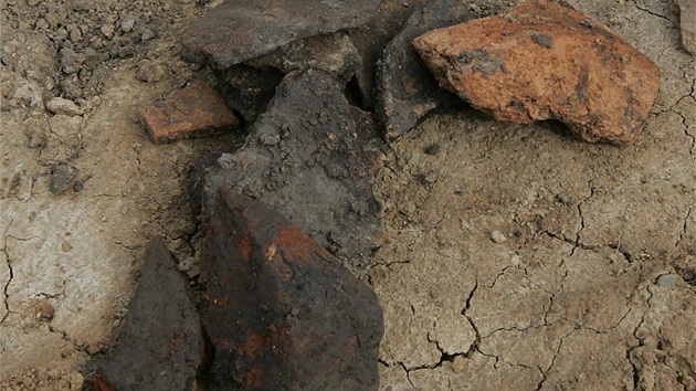 Archeologové objevili na dn vyputné Plumlovské pehrady nálezy dokazující osídlení místa od mladí doby kamenné a do starí doby elezné.