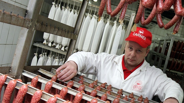 René Martinka, spolumajitel firmy Carnex ve Francov Lhot, stojí mezi klobáskami ve zrající komoe.