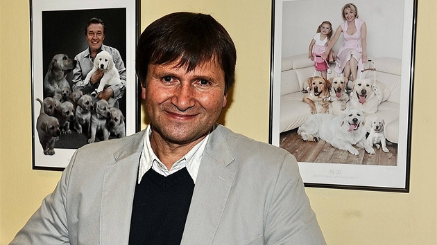 Jan Hruínský u fotografií známých osobností se psy 