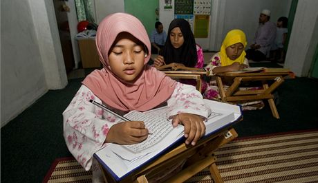 Malajské dti studují ve kole Korán