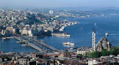 Pohled na Galatský most v Istanbulu. Ilustraní foto