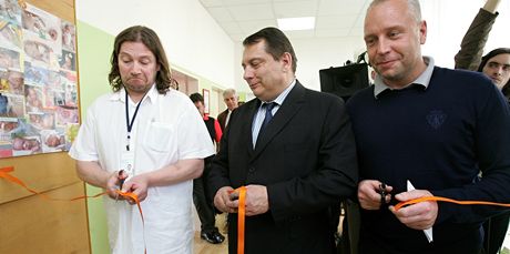 Jií Paroubek s Petrem Bendou pestihli oranovou pásku na opravené ústecké porodnici
