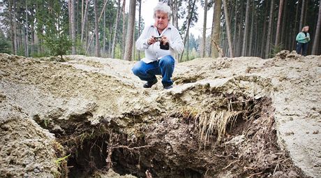 Starosta Netolic Oldich Petráek u jedné z mnoha hlubokých dr