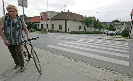 Cyklista prochází kolem pechodu v ulici Fryajova v Obanech, kde nákladní auto srazilo dv dti na pechodu.