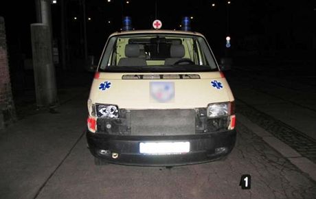 Dvaadvacetiletý mu v sanitce zavinil na kiovatce v centru Brna dopravní nehodu. Policisté mu namili dv promile.