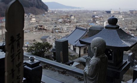 Kamenný Buddha shlíí na zdevastovanou oblast v prefektue Iwate. (14. dubna