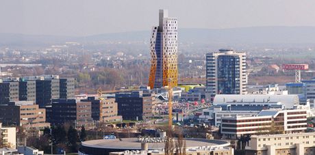 Stavba devadestimetrov budovy AZ Tower v Brn byla kvli krizi opodna.