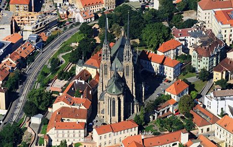 Biskupská kolka stojí v podstat hned vedle brnnské dominanty - Katedrály sv Petra a Pavla.