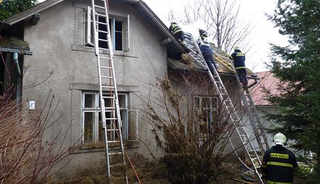 V lokalit eská Cikánka ve Svratce na Vysoin hoel neobydlený dm. V jeho podkroví hasii nali ohoelé lidské tlo.