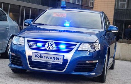 Nové, nejrychlejí auto dálniní policie: VW Passat R36