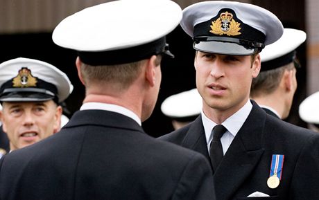 Princ William na svatbu pozval adu blízkých ze sluby v armád.