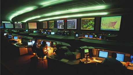 Letetí dispeei z Úadu pro dozor nad civilním letectvím monitorují na velitelství ve Virginii vekerá letadla nad Spojenými státy 