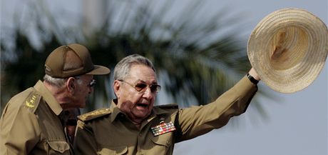 Kubnsk prezident Ral Castro mv bhem vojensk pehldky k 50. vro vtzstv v Ztoce svin (16. dubna 2011)