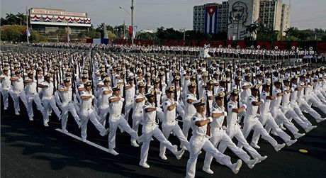 Kubnt vojci pochoduj kolem Revolunho nmst (Plaza de la Revolucion) bhem oslav 50. vro vtzstv Castrovch jednotek v Ztoce svin (16. dubna 2011)