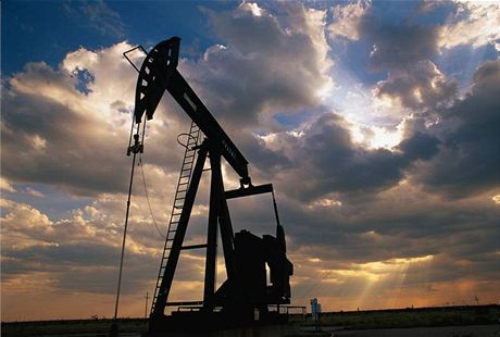 Zvýení cen ropy zastavením tby by se mohlo projevit omezením hospodáského rstu a následn dalím sníením ceny ropy. Ilustraní foto.