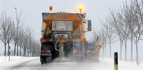 idi musí být opartní i na jihu ech. Na ad komunikací leí vrstva erstvého snhu, na eskokrumlovsku navíc fouká nárazový vítr. (Ilustarní foto)