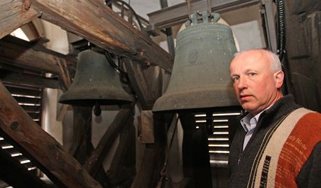 Kravaský fará Bohuslav Novák u kostelních zvon, které pekraují hlukový limit. 