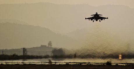 Bezletovou zónu nad Libyí steí letouny NATO, k nim se pidaly dalí státy (nap. Katar i védsko, jeho gripen je na snímku). Tripolis ale tvrdí, e koaliní piloti nadrují rebelm a nechávají je létat.