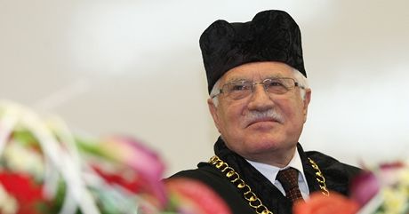 Prezident Václav Klaus asto varuje ped panikou - kriticky pohlíí napíklad na zastánce teorie o lovkem zpsobeném globálním oteplování.