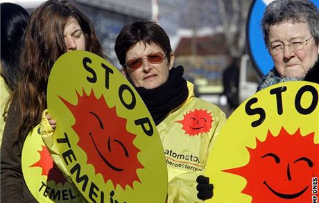 Aktivisté protestují proti Jaderné elektrárn Temelín.