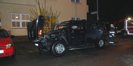 Vyhoelý terénní vz znaky Hummer v centru Pardubic (10. dubna 2011)