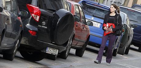 O místo k zaparkování se v centru Olomouce vede kadý den boj. eením by mohl být nový parkovací dm. (Ilustraní snímek)