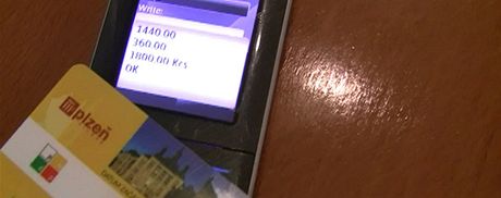 Manipulace s elektronickou penenkou Plzeské karty se podle dopravních podnik nevyplatí
