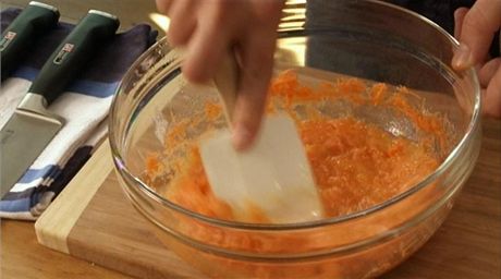 V mse smchejte vejce a cukr a pidejte k nim nastrouhanou mrkev