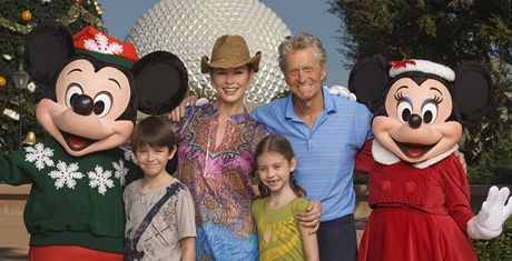 Michael Douglas s rodinou v Disney Worldu