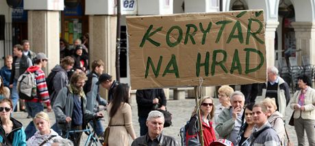 Druh demonstrace na podporu libereckho primtora Jana Koryte ped budovou radnice