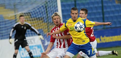 Momentka z duelu Zlín - ikov. Domácí fotbalisté (ve lutém) se neprosadili a prohráli.