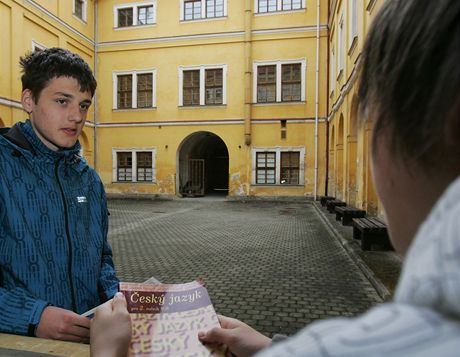 áci ostrovské strojní prmyslovky budou od záí studovat v nové budov.