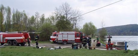 Hasii erpaj vodu u hlunsk trkovny, a pot ji kyvadlov voz k poru skldky v Markvartovicch.