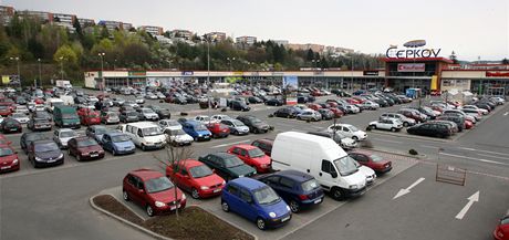 Nejvtí nebezpeí krádeí hrozí na parkovitích obchodních center. Ilustraní snímek