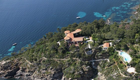 Letecký pohled na rezidenci Carly Bruniové v Cap-Négre na jihu Francie