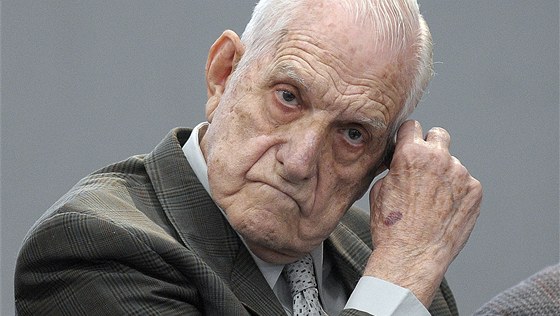 Poslední argentinský diktátor Reynaldo Bignone ped soudem v Buenos Aires (20. dubna 2010)