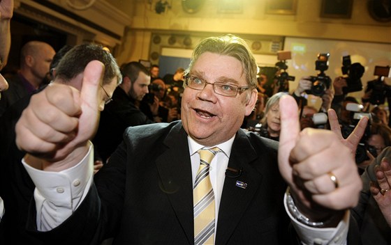 Pedseda Pravých Fin Timo Soini oslavuje volební úspch (17. dubna 2011)